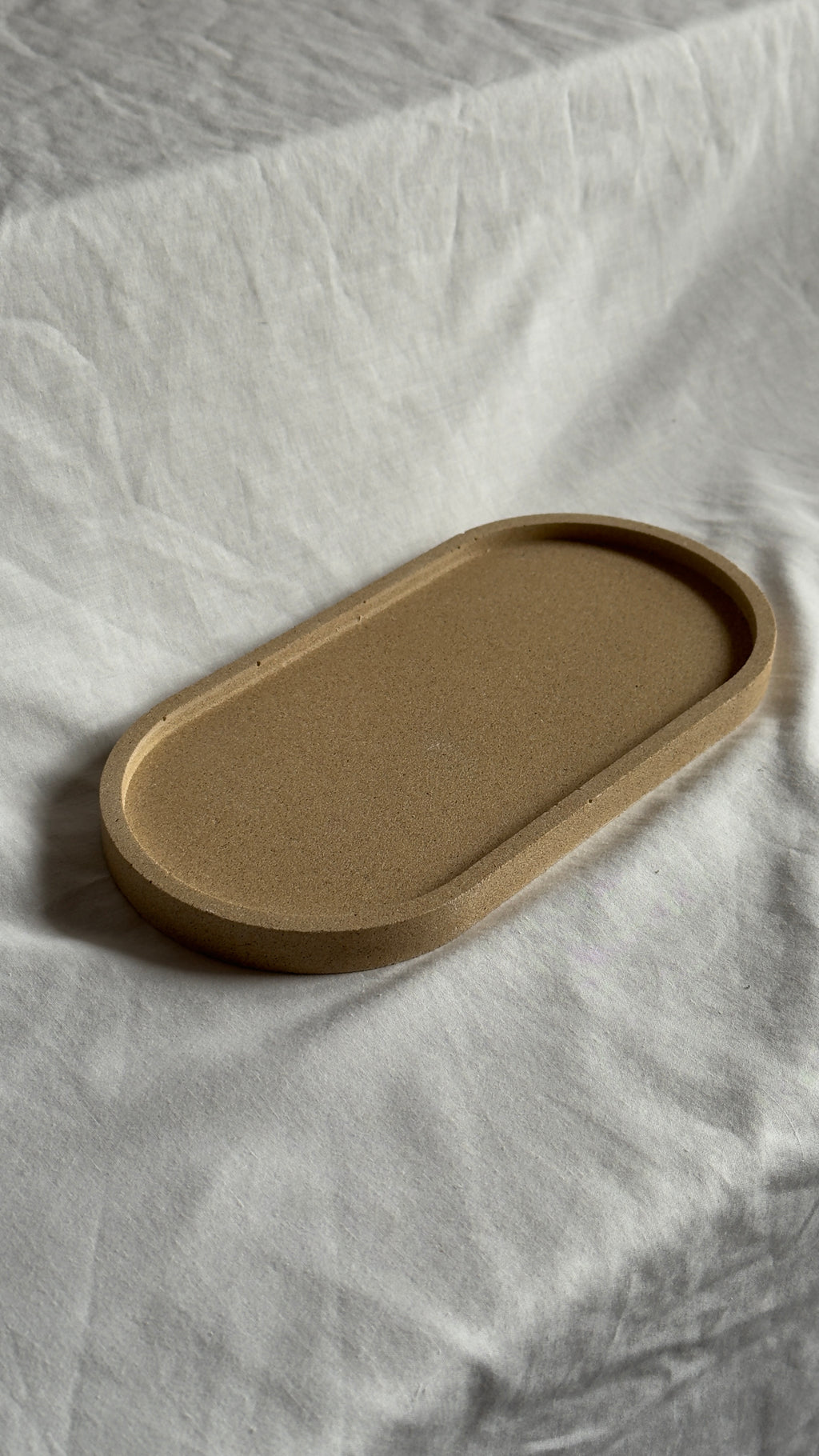 Großes ovales Tablett mit Steinen