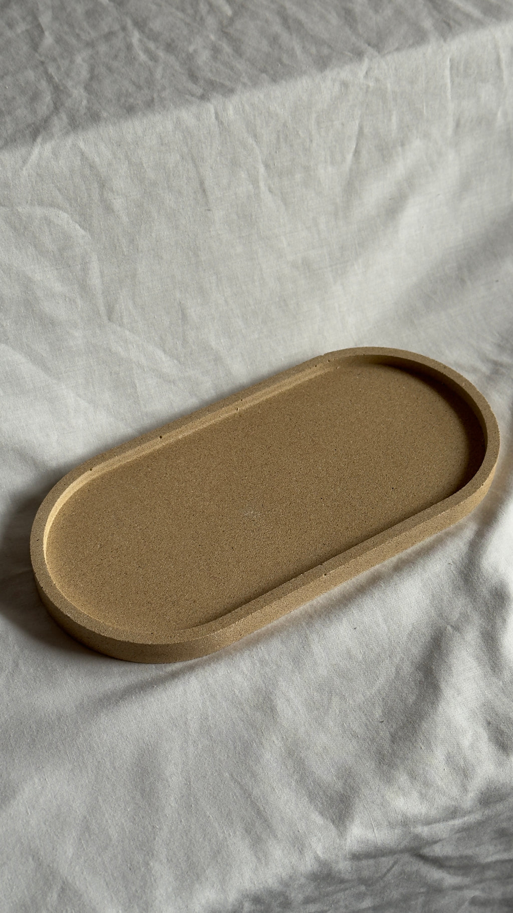 Großes ovales Tablett mit Steinen