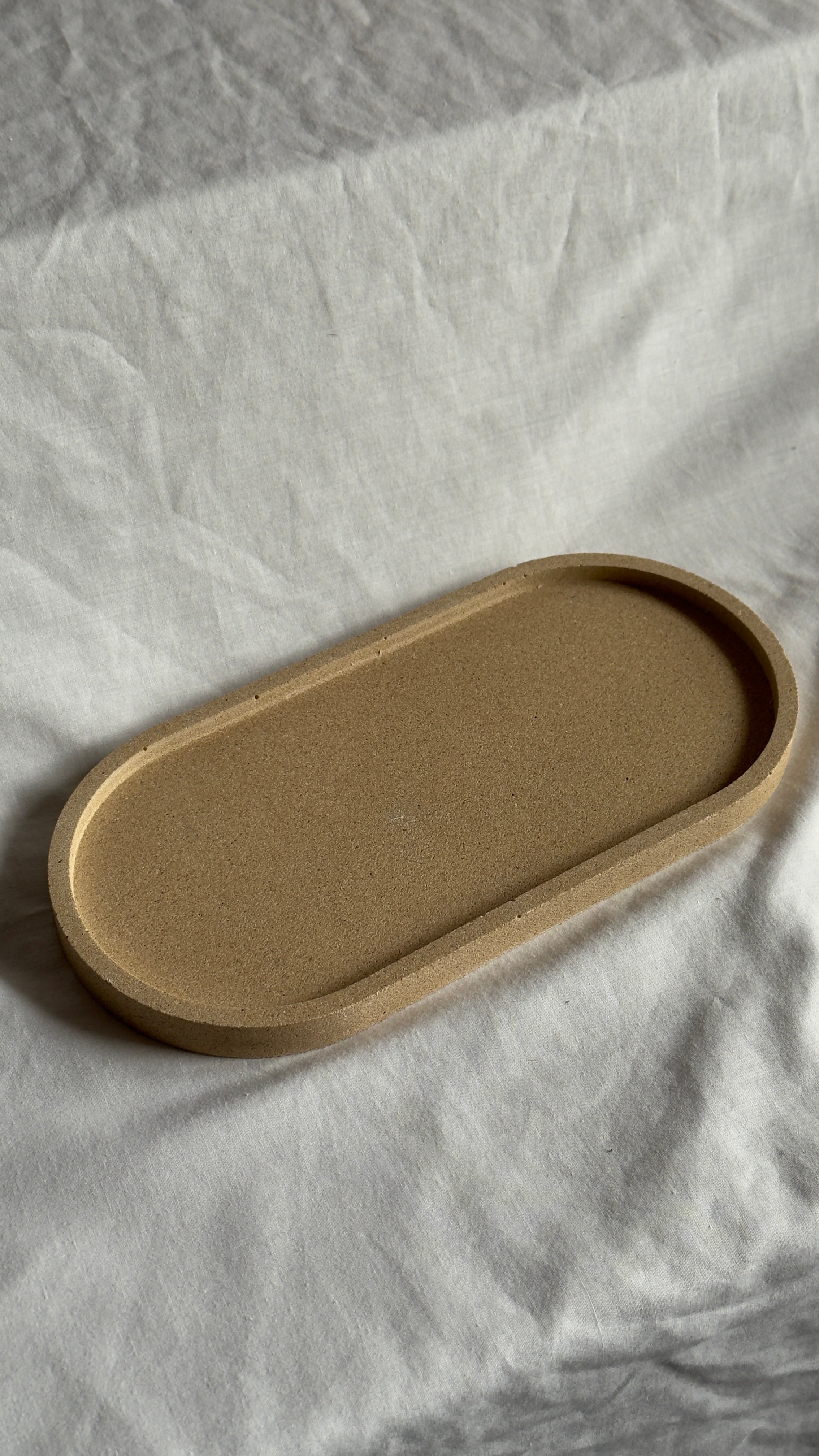 Großes ovales Tablett mit Steinen