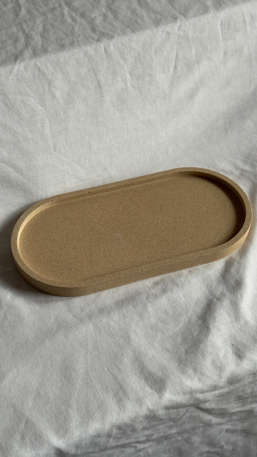 Großes ovales Tablett mit Steinen