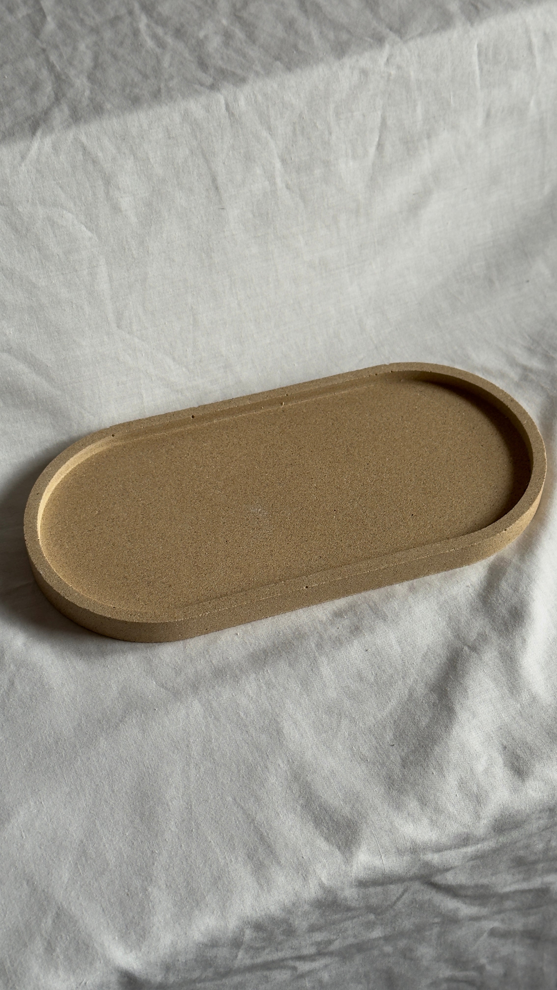 Großes ovales Tablett mit Steinen